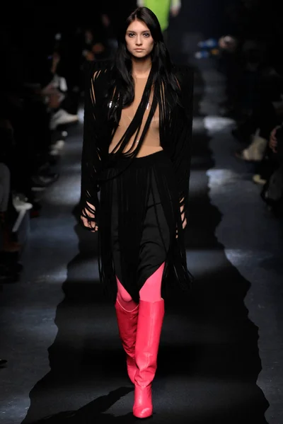 Look 16